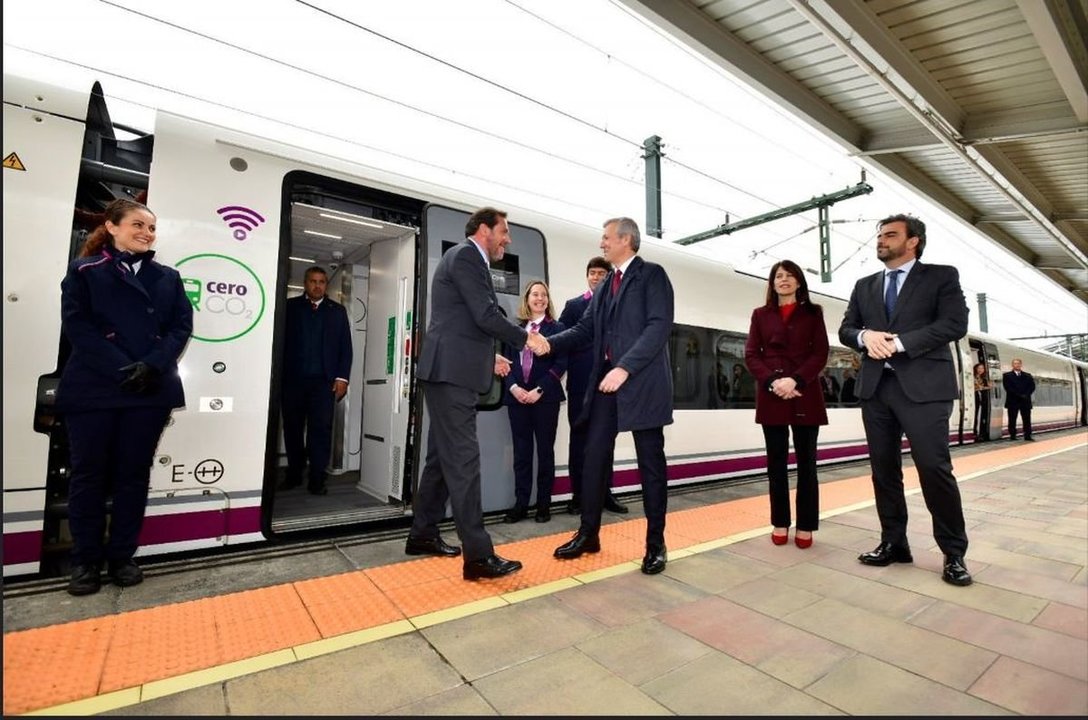 Rueda saluda a Óscar Puente a la llegada del ministro a la estación de A Coruña en el Talgo Avril.