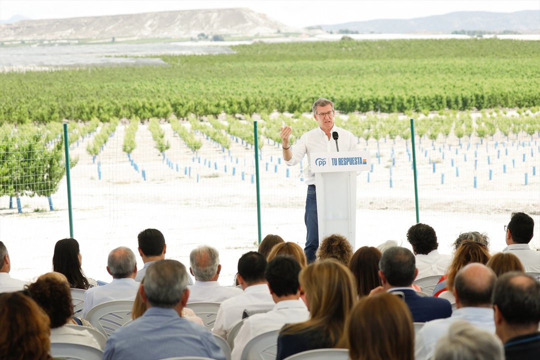 El presidente del Partido Popular, Alberto Núñez Feijóo, interviene durante un acto del Partido Popular, a 18 de mayo de 2024, en Cieza, Región de Murcia. // EP