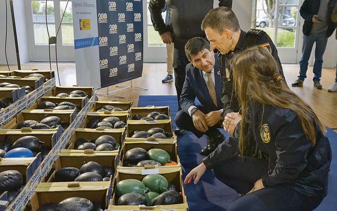 El delegado del Gobierno en Galicia, junto con el comisario provincial y la jefa de Vigilancia Aduanera observan los melones con droga, ayer en Comisaría.