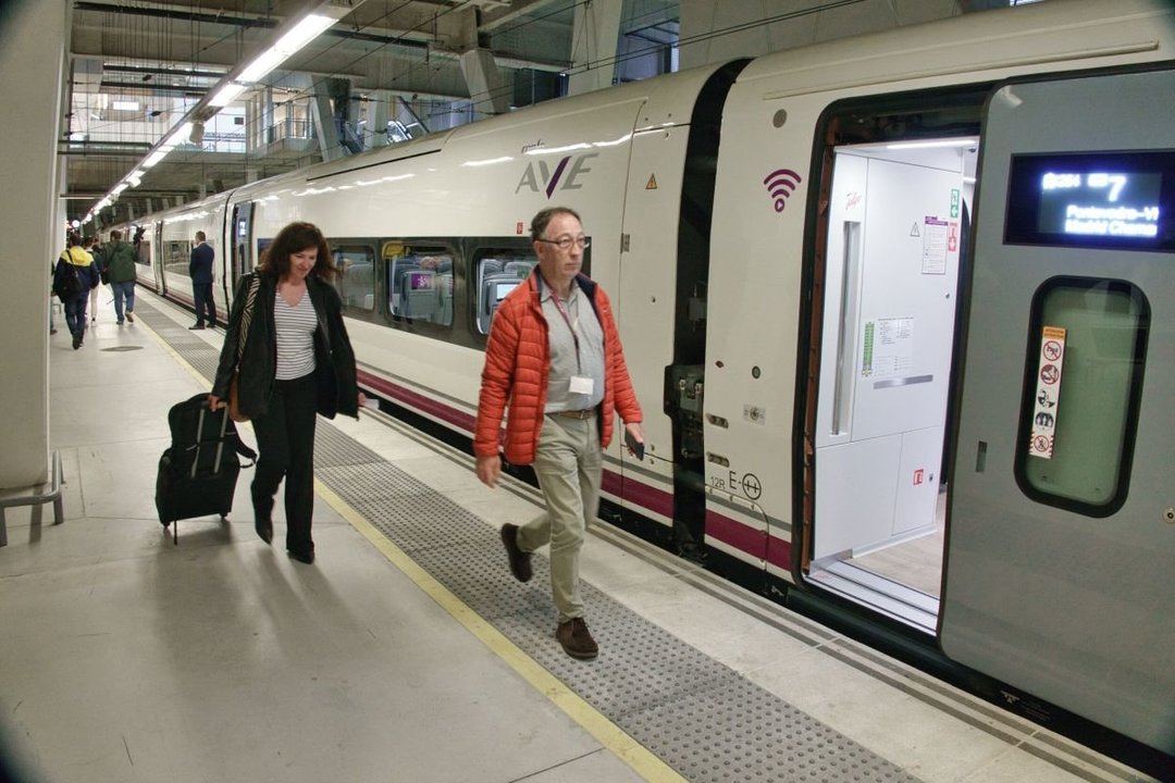 Los primeros pasajeros al subirse al AVE Avril en la estación viguesa de Urzaiz en un día histórico para los trenes de la ciudad.