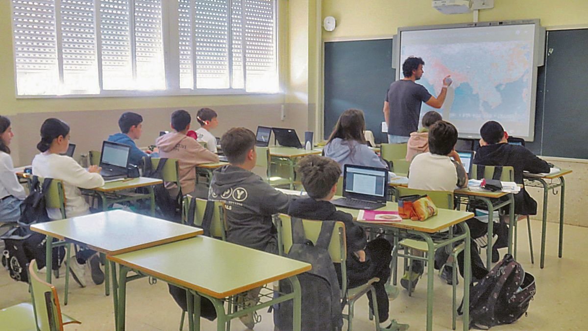 Alumnos de un centro de Vigo utilizan el libro digital en un aula.