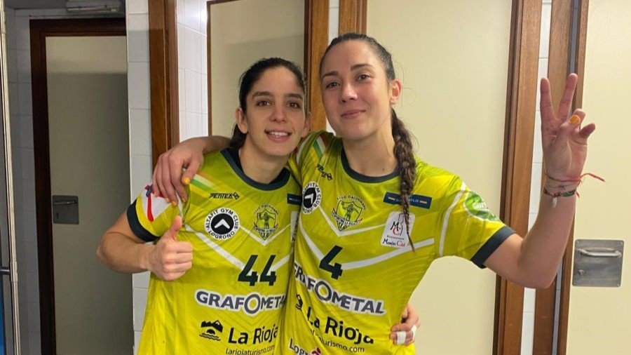 Lorena Pérez (Salceda) y Carla Rivas (Redondela) celebran su ascenso con el Sporting La Rioja.