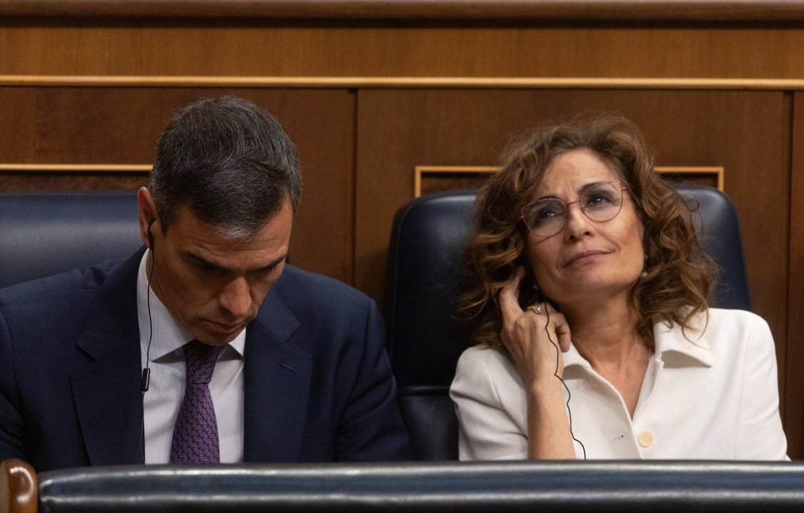 El presidente del Gobierno, Pedro Sánchez, y la vicepresidenta primera y ministra de Hacienda, María Jesús Montero, en el Congreso. // EP