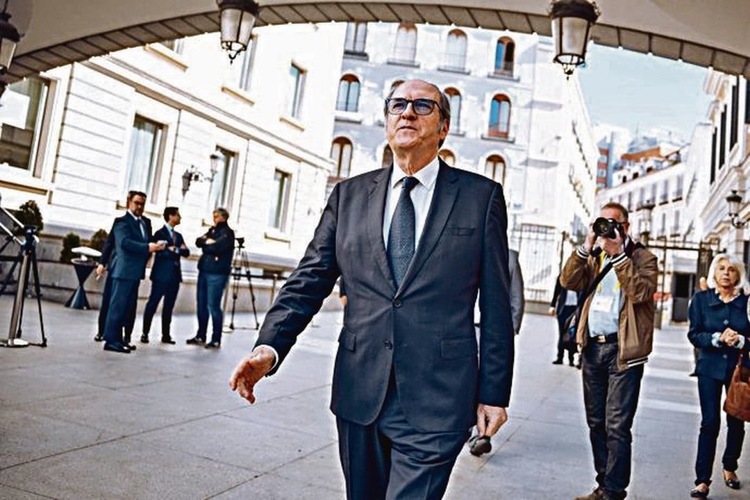 El Defensor del Pueblo, Ángel Gabilondo, a su llegada al Congreso de los Diputados.