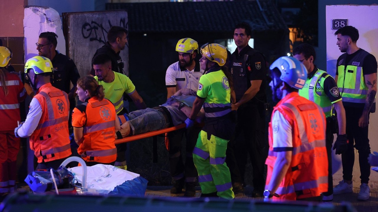 Varios servicios de emergencia evacúan a los heridos en la playa de Palma. // Europa Press