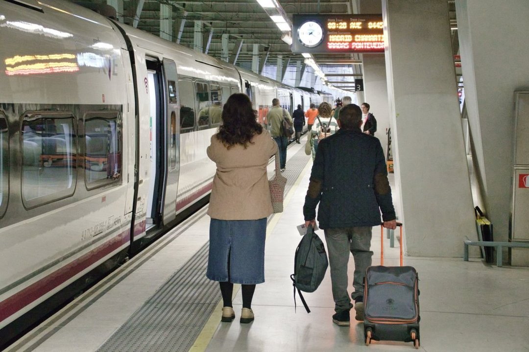 Una pareja transita por la dársena de la estación de Urzaiz el primer día de la puesta en marcha de la alta velocidad.