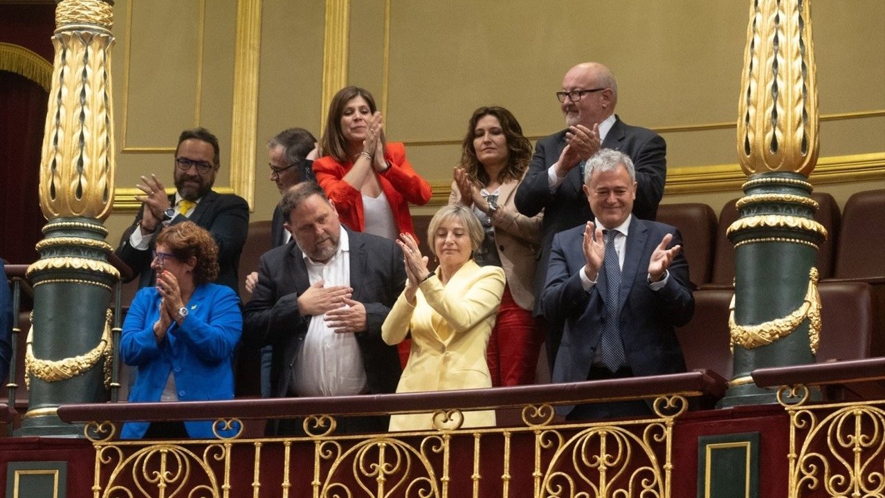 Oriol Junqueras y otros miembros de ERC, satisfechos tras la aprobación.