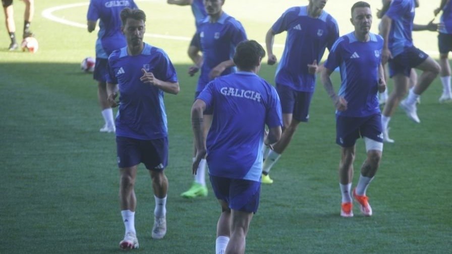 Kevin Vázquez se ejercita ayer durante el entrenamiento con la selección gallega.