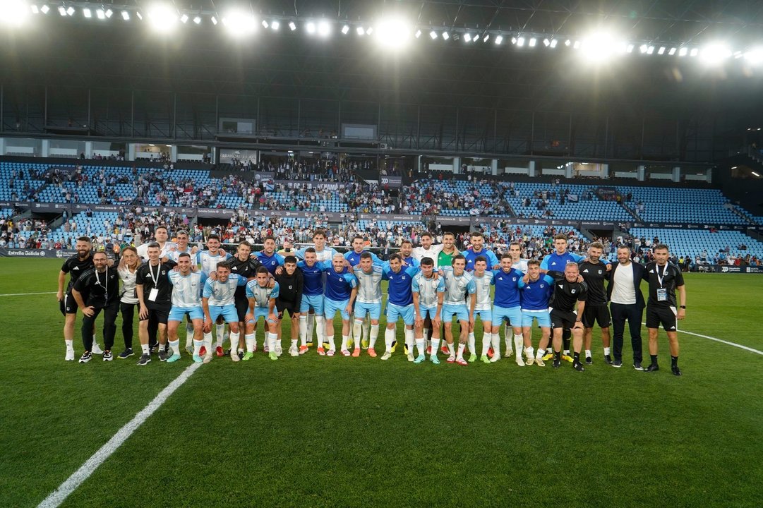 Todos los jugadores y equipo técnico de la selección de Galicia posan en el centro de Balaídos tras finalizar el partido contra Panamá.
