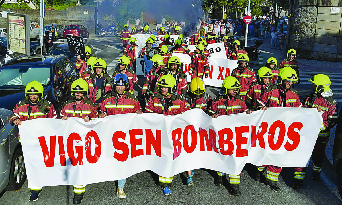 Bomberos de Vigo y manifestantes protestaron por las calles de la ciudad para reclamas mejoras laborales.