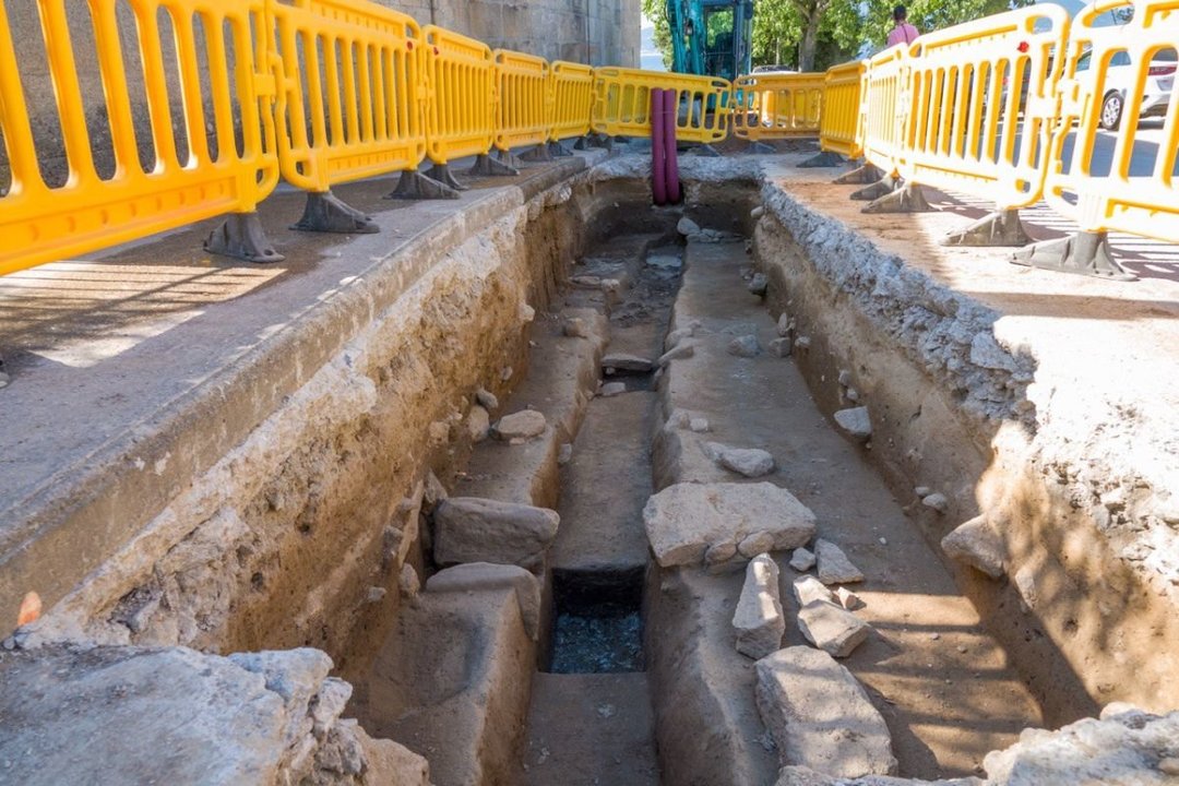 Los restos de la necrópolis romana localizada cerca de la iglesia de Alcabre durante unas obras de canalización.