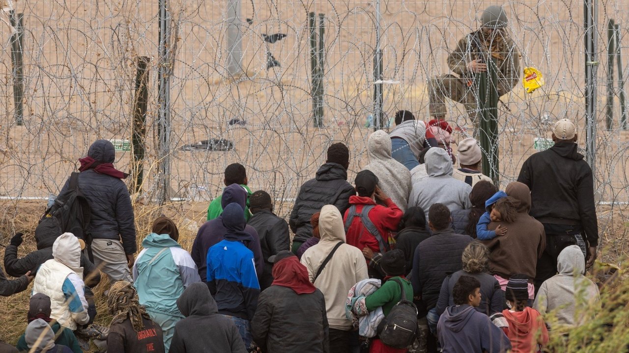 Varias personas intentan cruzar la frontera y llegar a EEUU. // Europa Press