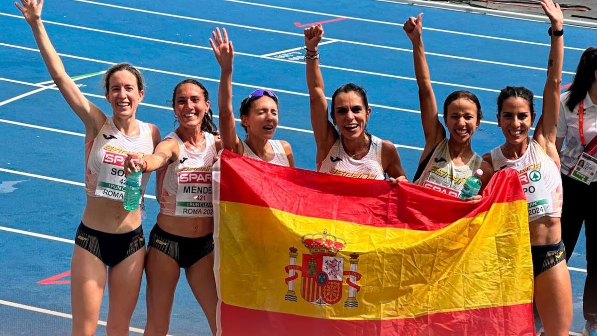 Ester Navarrete celebra la tercera posición en el Europeo junto a sus compañeras de la selección española.