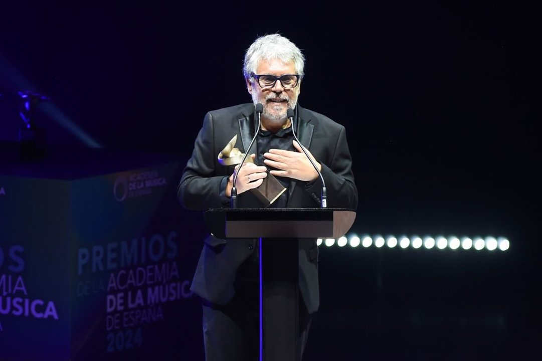 Iván Ferreiro, en la recogida del premio de la Academia.