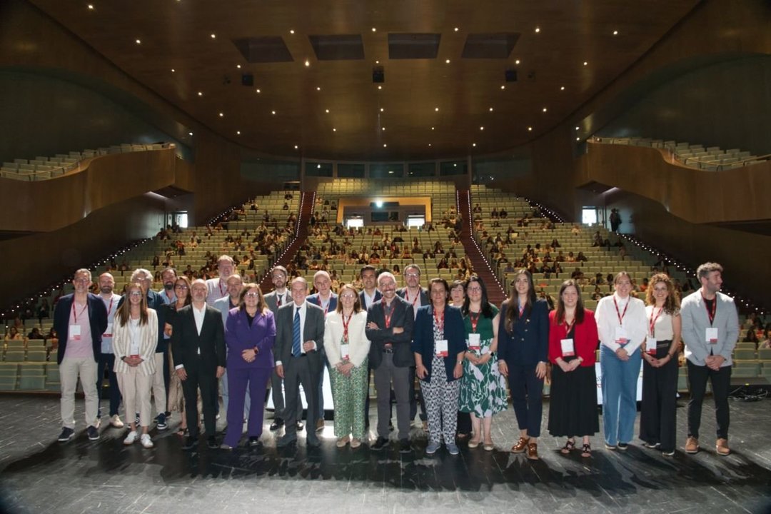 Foto de familia con autoridades y miembros del clúster Bioga, ayer en el Palacio de Congresos Mar de Vigo.