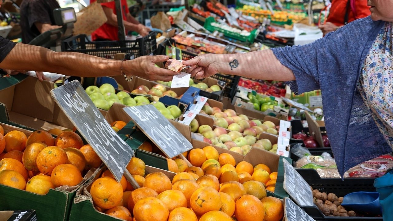 Una mujer compra fruta en un mercado de Madrid.