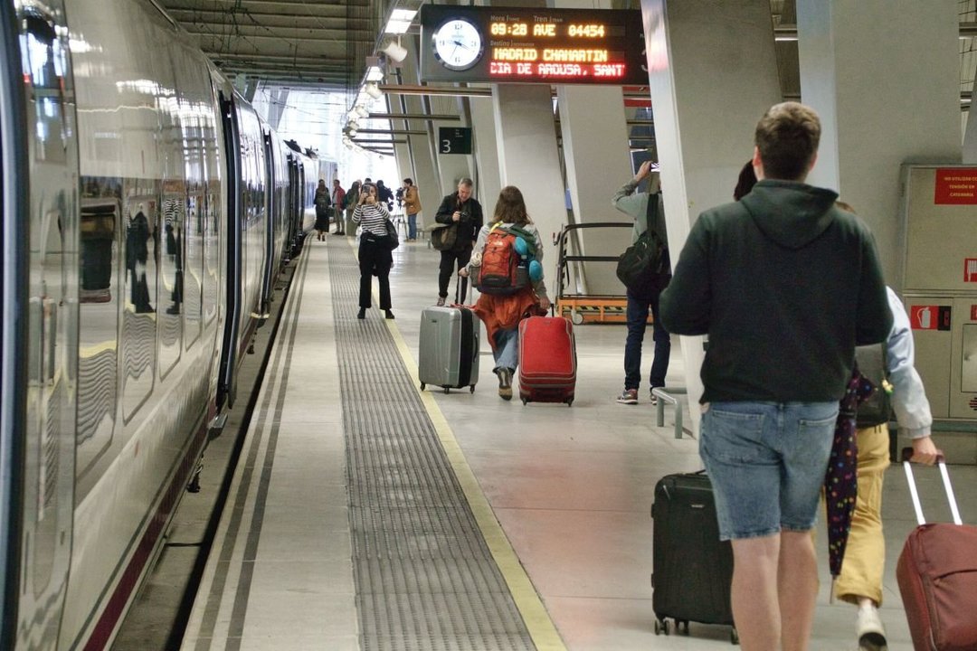 Viajeros en la estación de Vigo para coger el tren hacia Madrid el día de la inauguración de la alta velocidad.