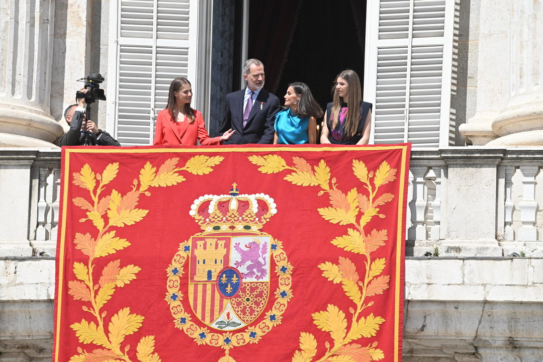 Los Reyes y sus hijas saludan desde el balcón del Palacio Real.