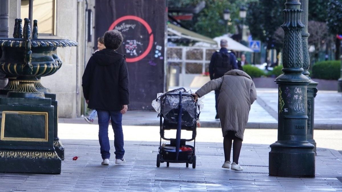 Padres por las calles de Vigo, donde el número de niños ha caído en picado con la crisis de la natalidad.