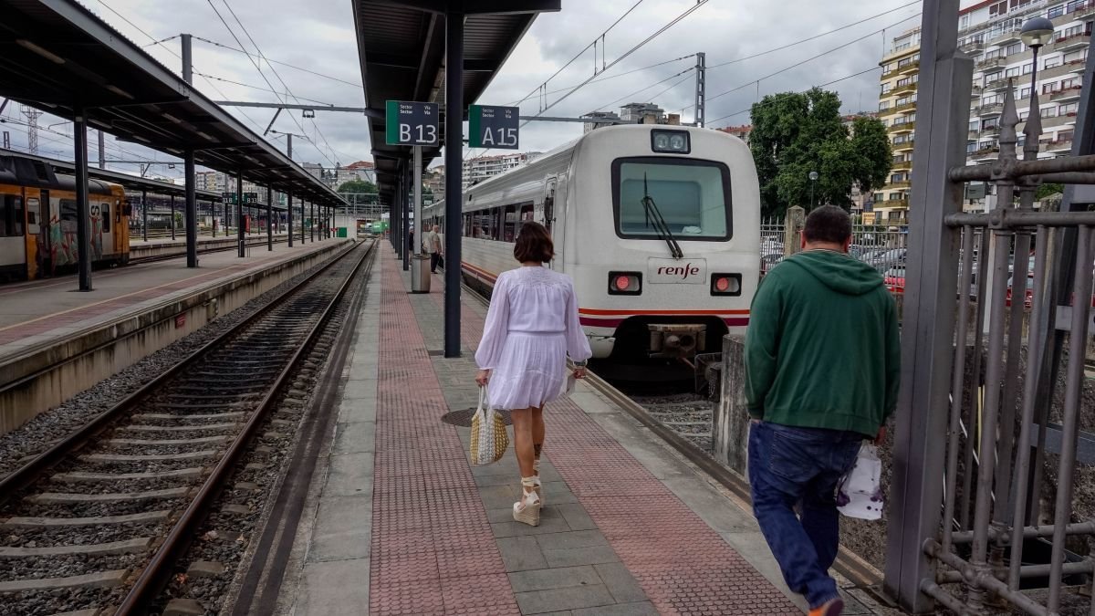 El Regional Express que transcurre por la línea del Miño, estacionado ayer en la estación de Vigo-Guixar.