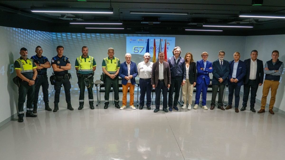 Las autoridades, con el alcalde Abel Caballero al frente, posaron en las instalaciones de la firma viguesa, patrocinadora principal de la prueba.