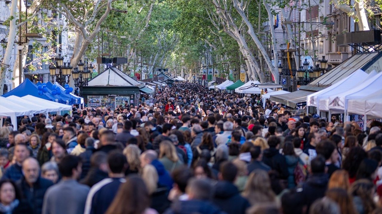 Las Ramblas de Barcelona, atestadas de gente, por Sant Jordi. // E.P.