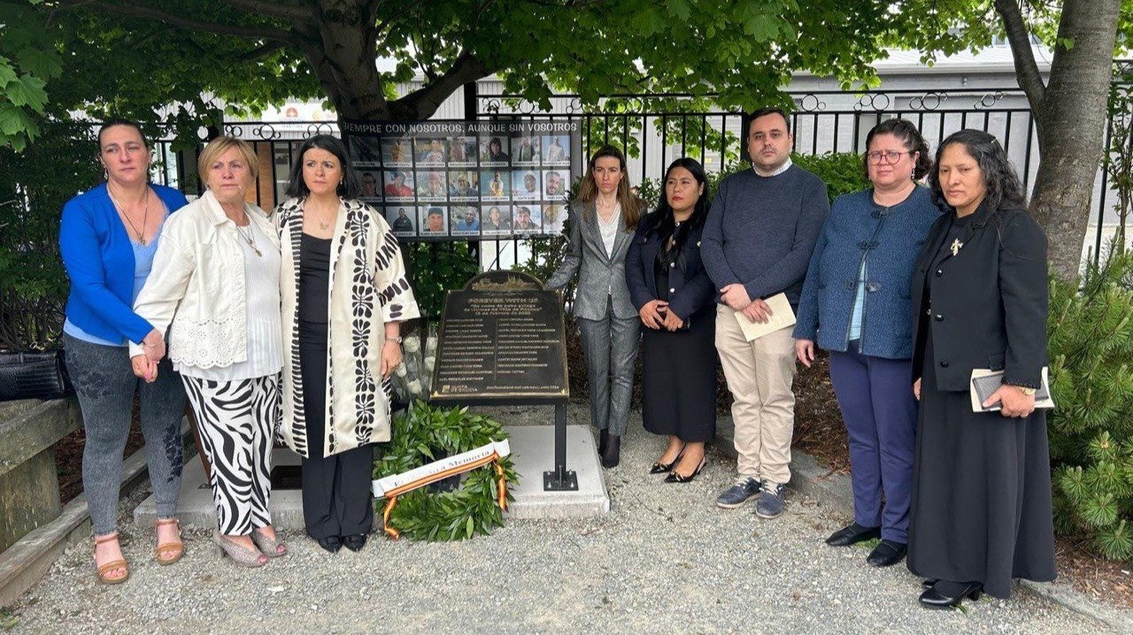 Familiares de las víctimas del 'Villa de Pitanxo', en Terranova, con la placa. // Cedida
