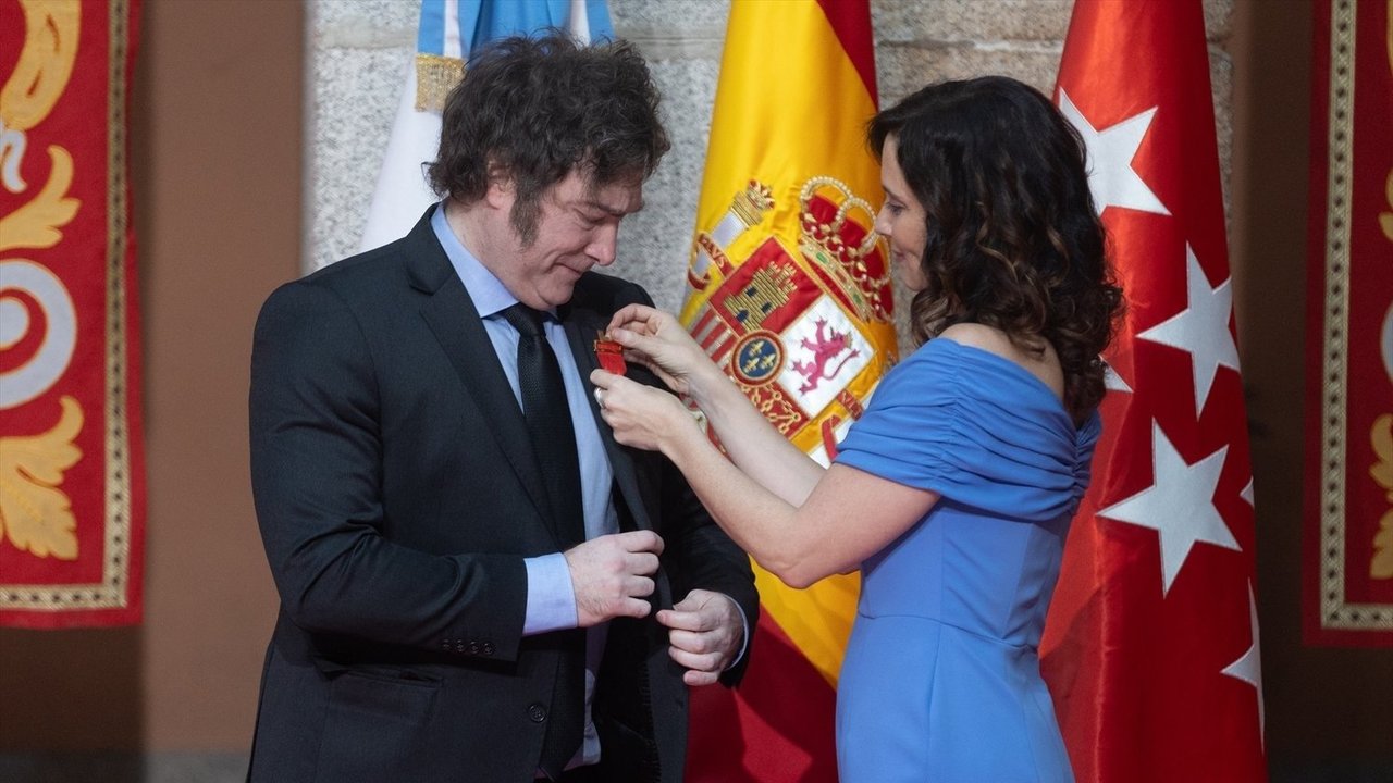 Ayuso entrega la Medalla Internacional de la Comunidad de Madrid al presidente de la República Argentina, Javier Milei. // E.P.