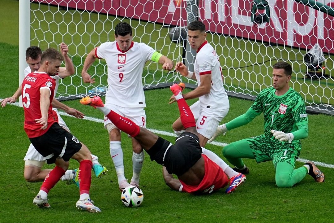 Robert Lewandowski disputa un balón, ayer, en el partido entre Polonia y Austria.