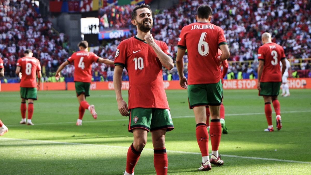 Bernardo Silva celebra el primer gol de Portugal ante Turquía, marcado por el jugador del Manchester City.