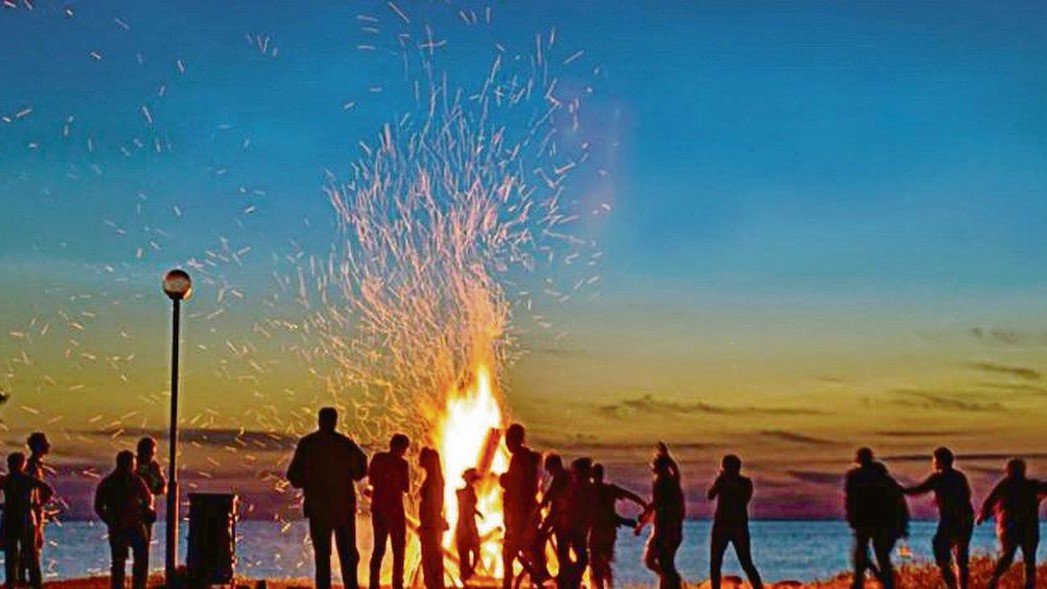 Un grupo de jóvenes celebra la noche de San Xoán en la playa.