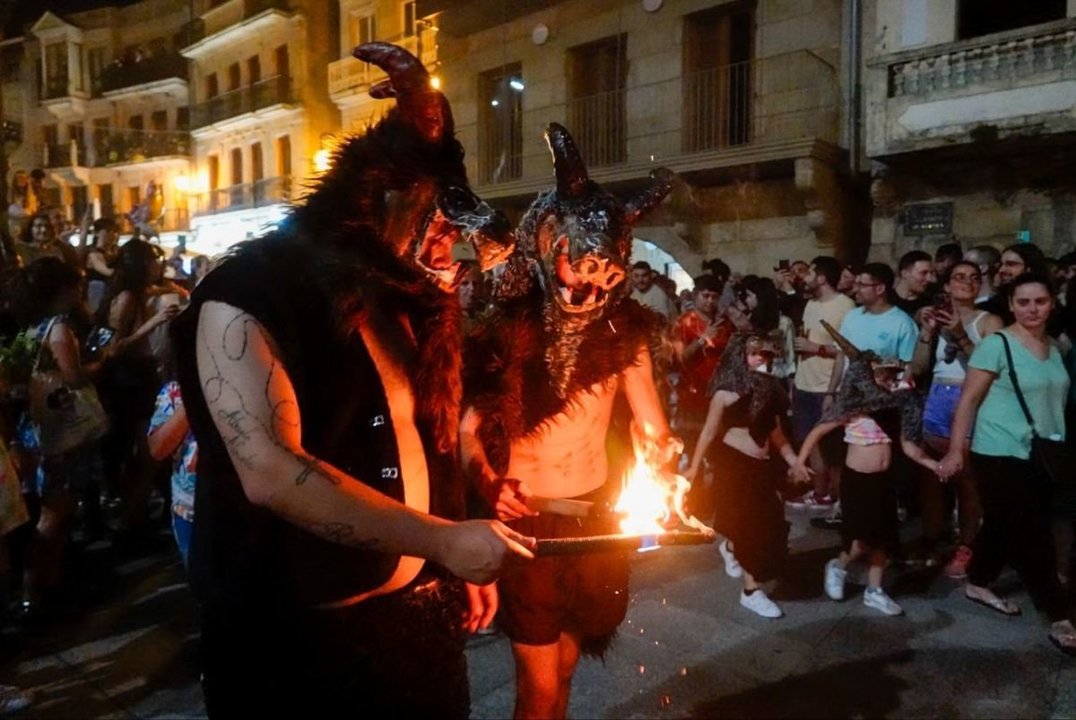 “Castróns” y brujas celebraron el akelarre previo al encendido de la hoguera en la Praza do Berbés con sardinas y choripán.