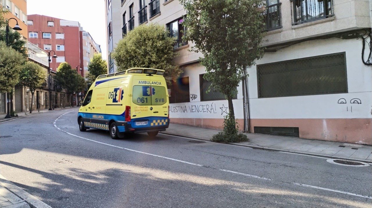 Ambulancia se aleja tras el accidente. // Andrea Estévez