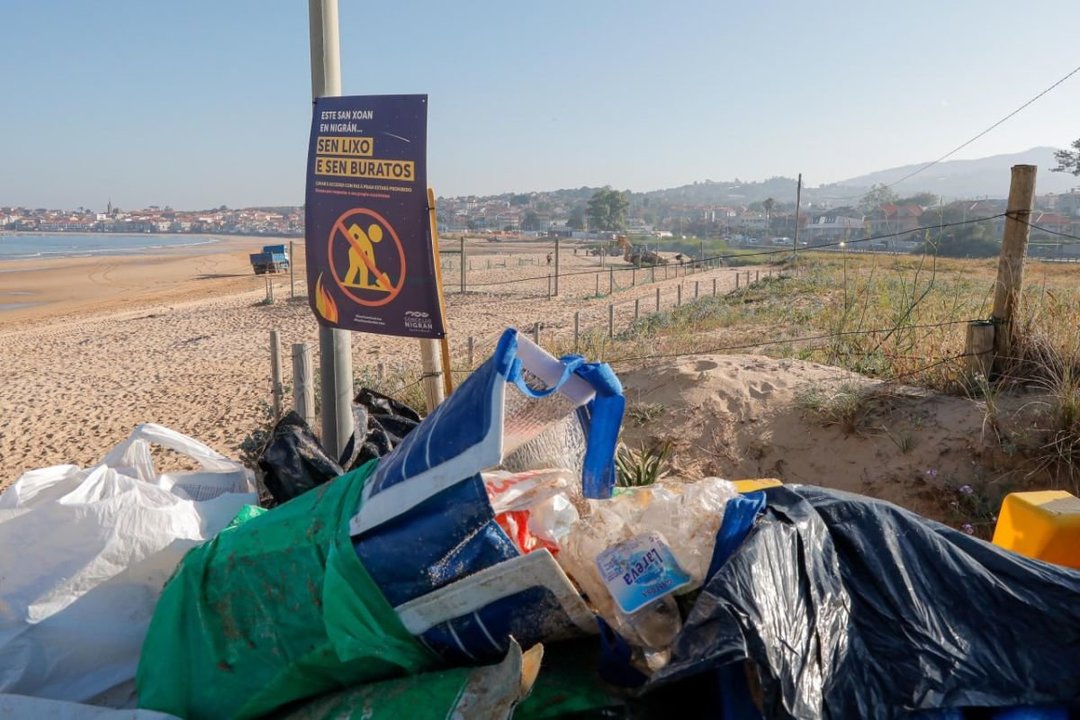 Los carteles de advertencia colocados por todo el municipio, con los restos de basura recogidos por la mañana.