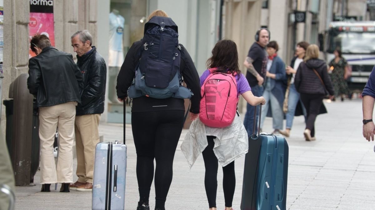 Una imagen clásica este año de turistas con sus maletas por las calles de Vigo.