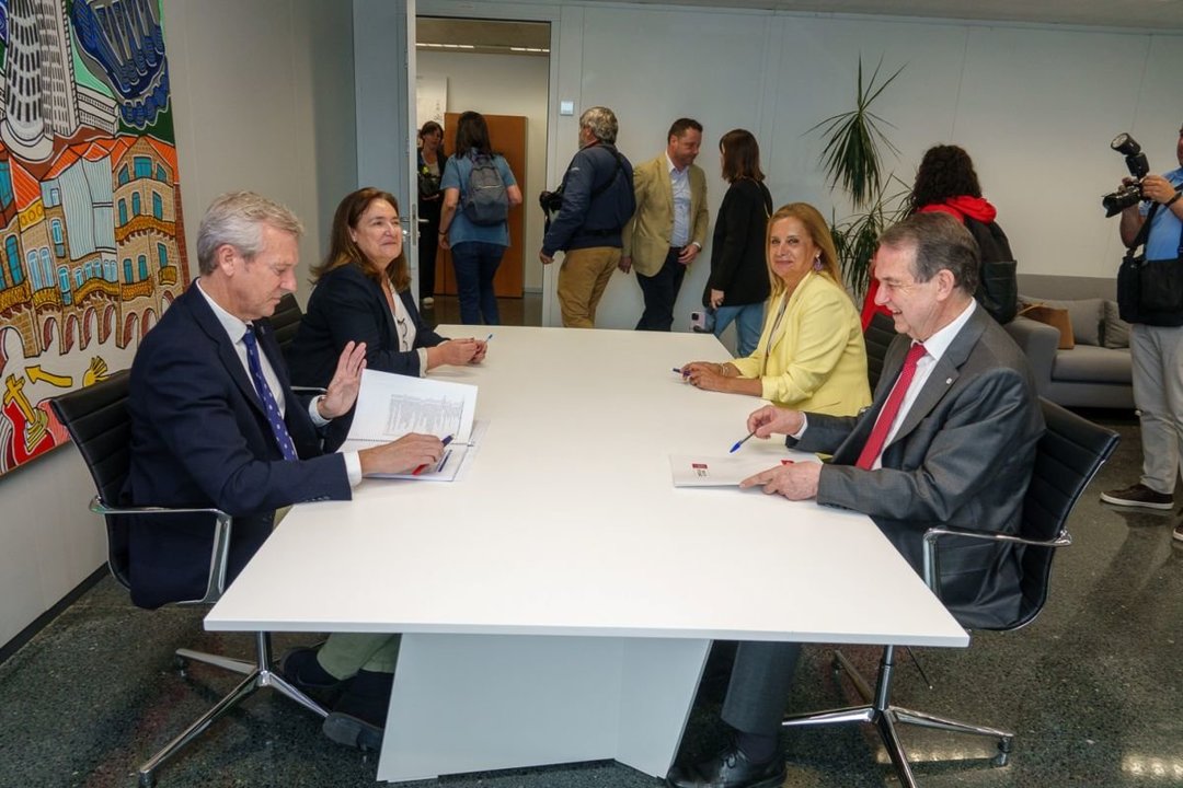Alfonso Rueda y Ana Ortiz reunidos con Abel Caballero y Carmela Silva en la Delegación de la Xunta en Vigo.