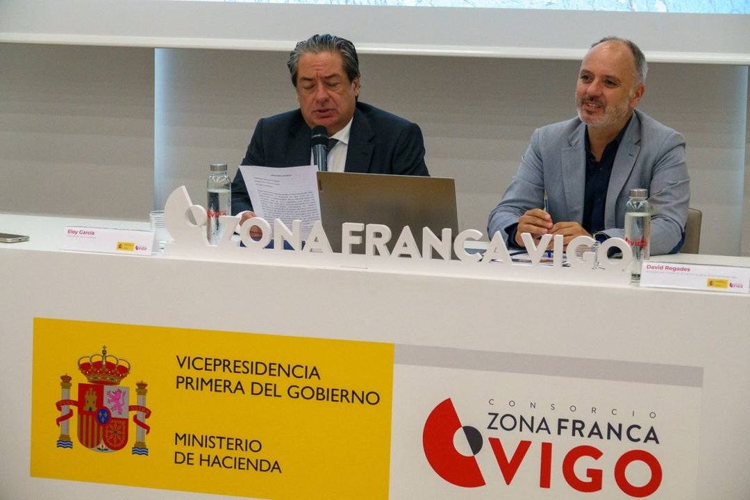 Eloy García y David Regades presentando ayer el informe en la sede de Zona Franca en Areal.
