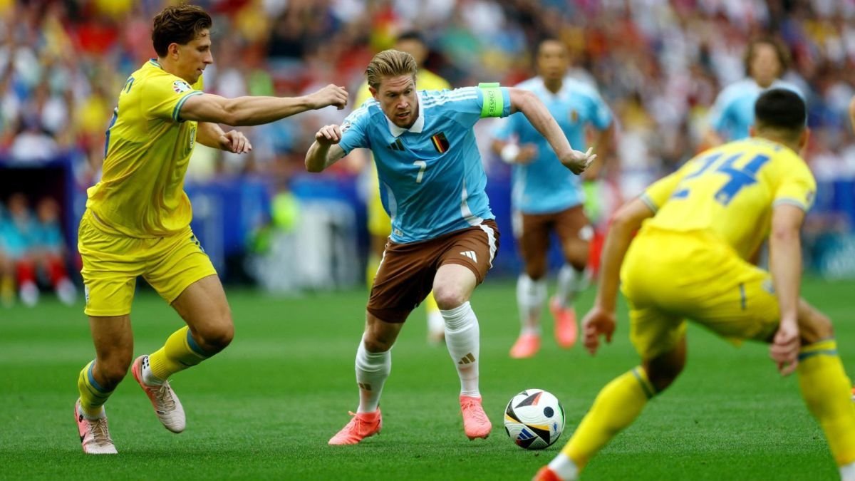 De Bruyne conduce el balón entre dos rivales en el partido de ayer entre Bélgica y Ucrania.