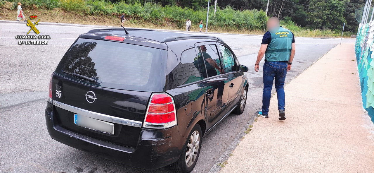 La Guardia Civil investiga a un conductor por darse a la fuga tras atropellar a un ciclista, que quedó herido en la carretera, en Santa María de Oia. // EP