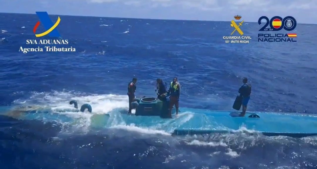 Interceptado un 'narcosubmarino' cerca de Cádiz y detenidos cuatro colombianos por presumiblemente transportar cocaína. // EP