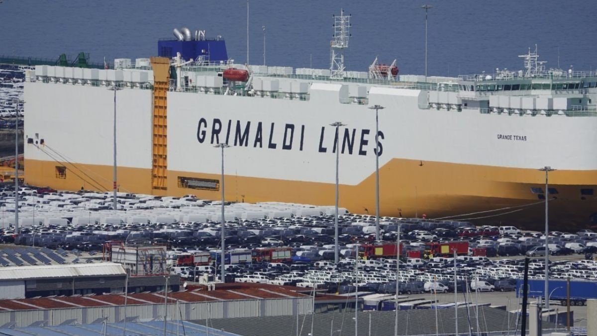Un gigante portacoches de Grimaldi operando en la terminal de Bouzas.