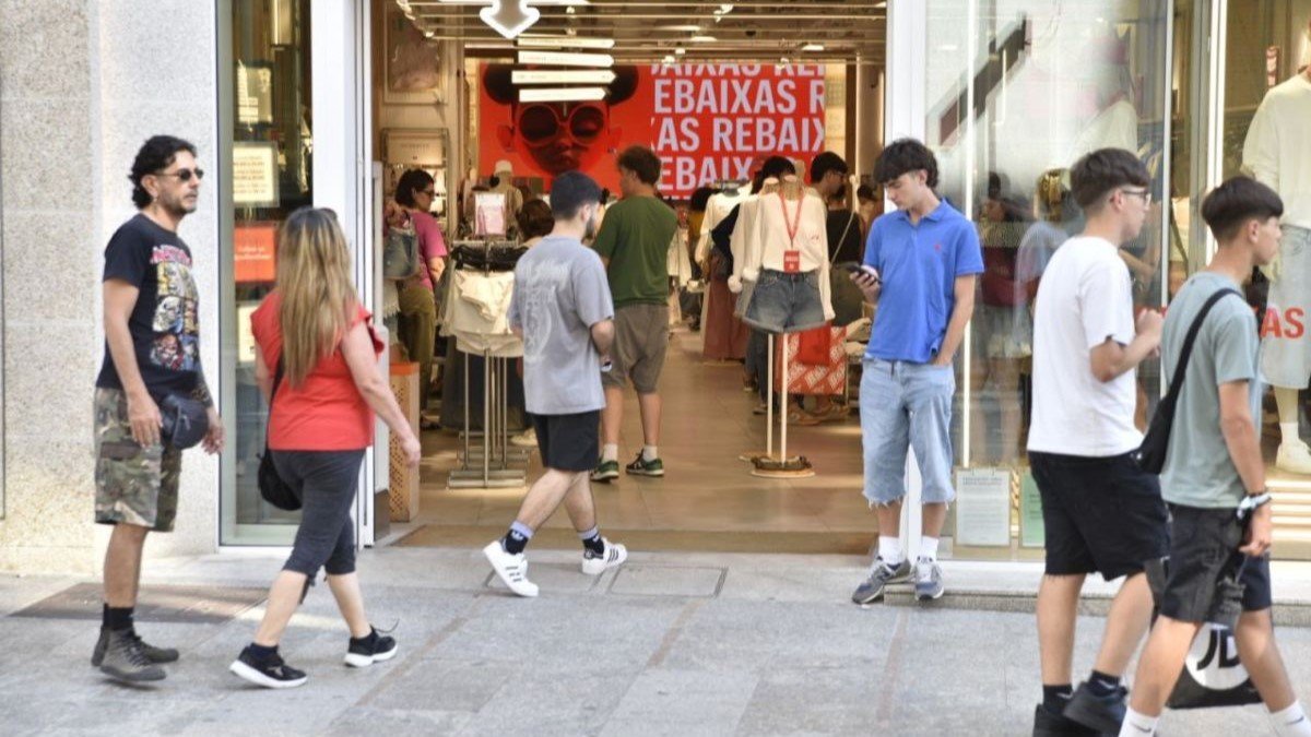 Las tiendas de la calle Príncipe estuvieron llenas en los primeros días de rebajas con descuentos que oscilan el 20% y el 50%.