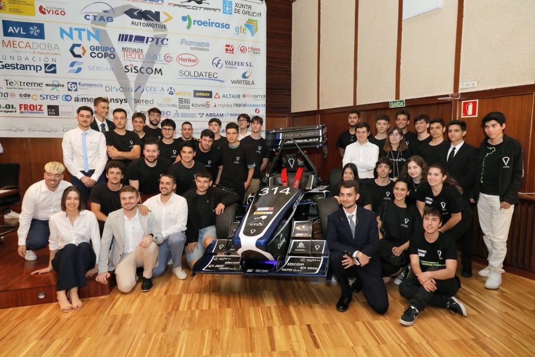 El nuevo monoplaza del UVigo Motorsport  con todos los miembros del equipo que han trabajado en el mismo ayer en el campus vigués.