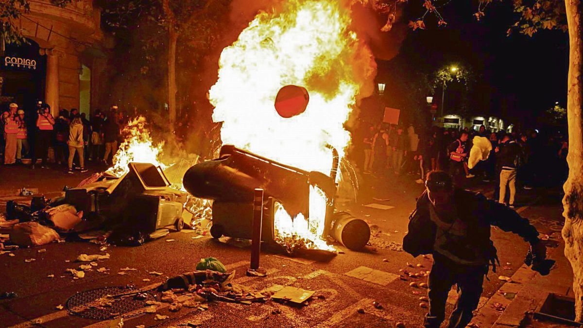 Un grupo de miembros de los CDR forman y queman barricadas en las calles de Barcelona.