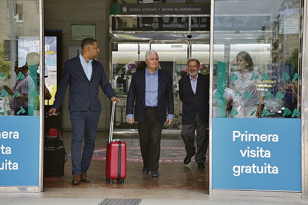 Carlos Fitz-James Stuart y Martínez de Irujo, a su llegada a la estación de Ourense.