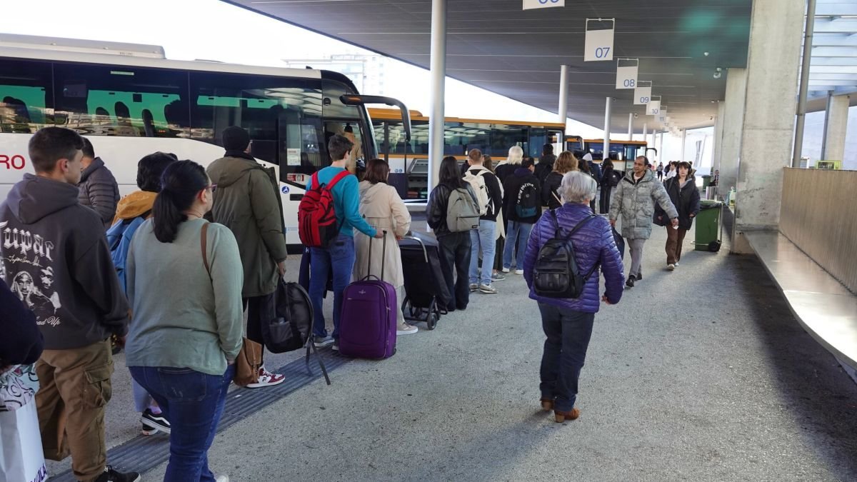Usuarios de autobús se mantienen a la espera en la estación intermodal de Urzaiz.