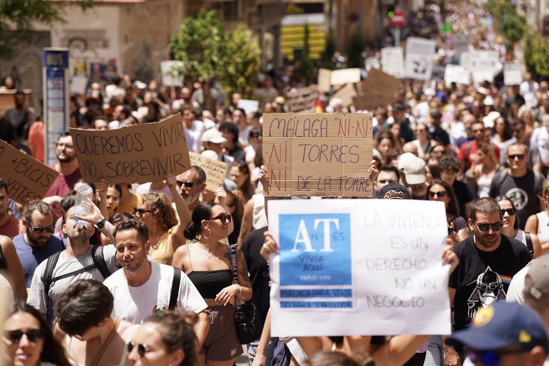 Miles de malagueños se manifestan por la dificultad de encontrar una vivienda para alquilar en la ciudad. // EP