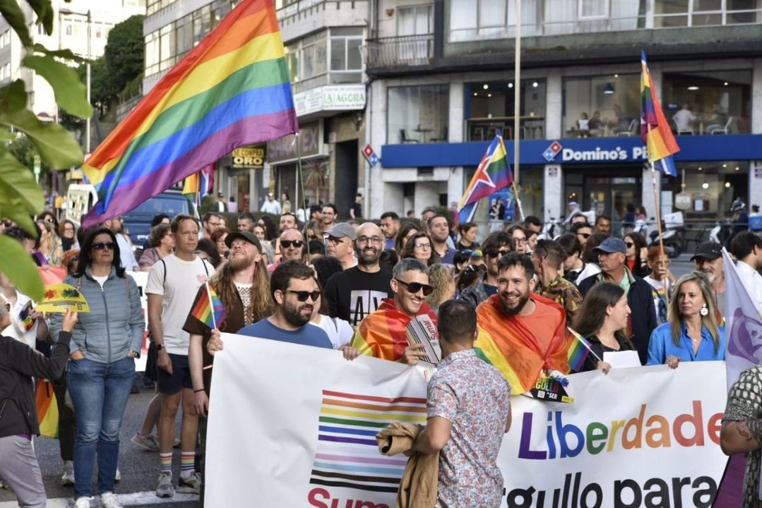 Distintos momentos de la marcha del Día del Orgullo, celebrada ayer por el centro de Vigo.