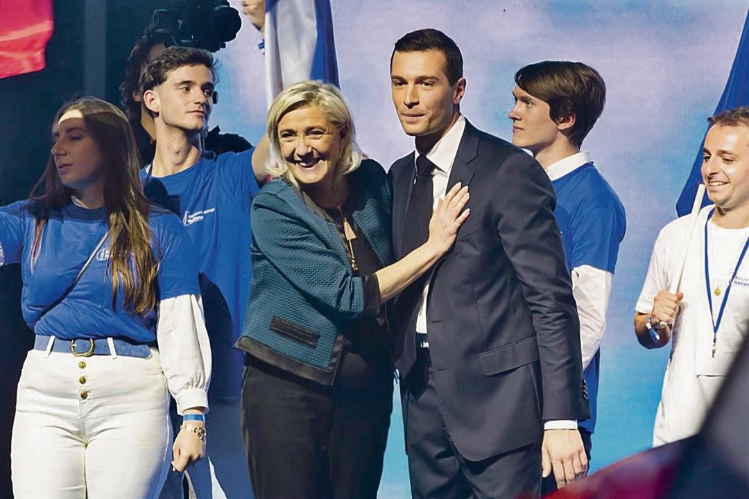 El líder de Agrupación Nacional, Jordan Bardella, con la presidenta del partido, Marine Le Pen.
