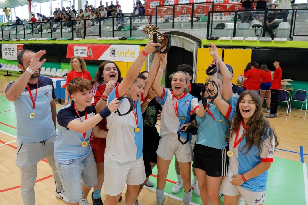 La entrega de premios se produjo en el pabellón de Navia y las jugadoras del Casablanca celebraron su victoria con efusividad sobre la pista.